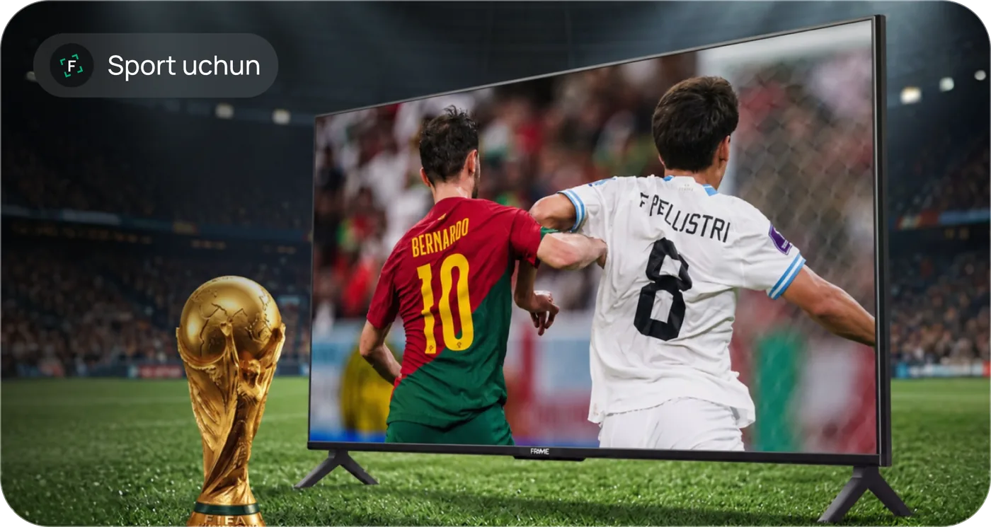 Frame TV 55″ на стадионном газоне рядом с кубком: на экране футбольный матч